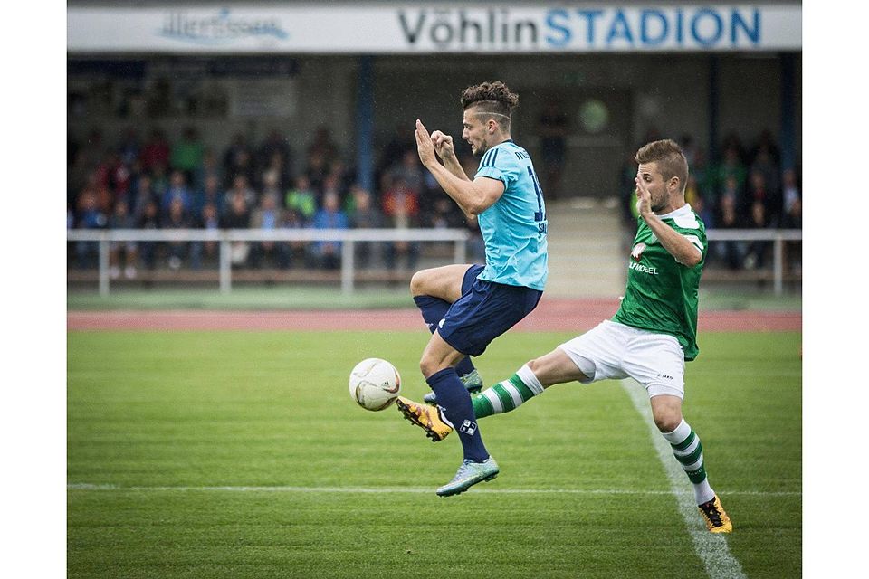 Illertissens Sebastian Schaller (im hellblauen Trikot) war der überragende Akteur beim 3:0 gegen Schweinfurt.   Foto: Matthias Kessler