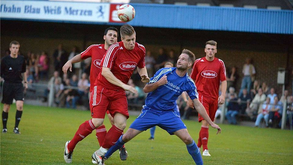 Im ewig jungen Altkreisklassiker werden sich Bersenbrück und Merzen, wie hier Julian Schimpf und David Heeger im Hinspiel, wieder nichts schenken.  Foto: Rolf Kamper