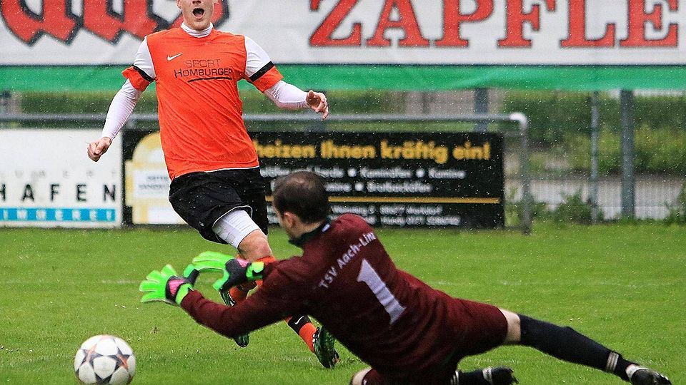Bermatingens Dominik Geßler kommt gegen Aach-Linz-Keeper Patrick Lohr zu spät. DEr TSV gewann im Markgrafenstadion glatt mit 4:0. Foto: Karl-Heinz Bodon