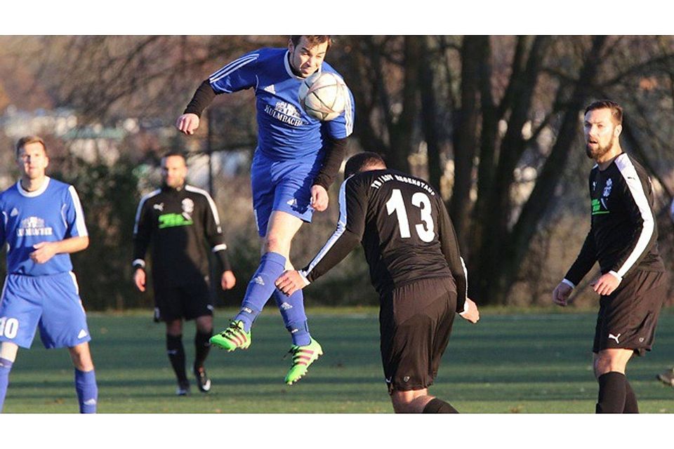 Der TSV Kareth Lappersdorf II (blaue Trikots) macht auch gegen den Tabellenführer aus Regenstauf eine gute Figur.  Foto: Brüssel