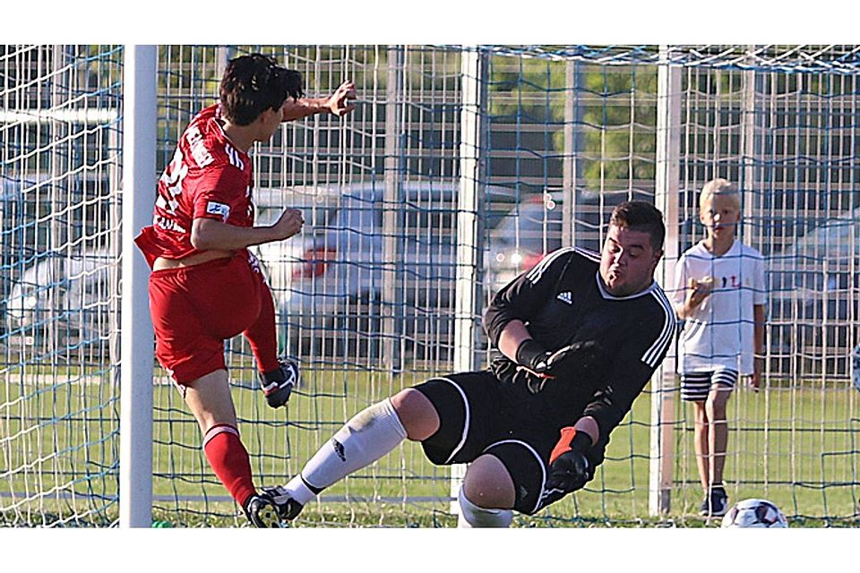 Der Regionalligist FC Memmingen ließ dem TSV Zaisertshofen im Jubiläumsspiel am Mittwochabend keine Chance. Trotzdem zeigte die Mannschaft des scheidenden Trainers Michael Scherer vor 450 Zuschauern eine engagierte Leistung. 