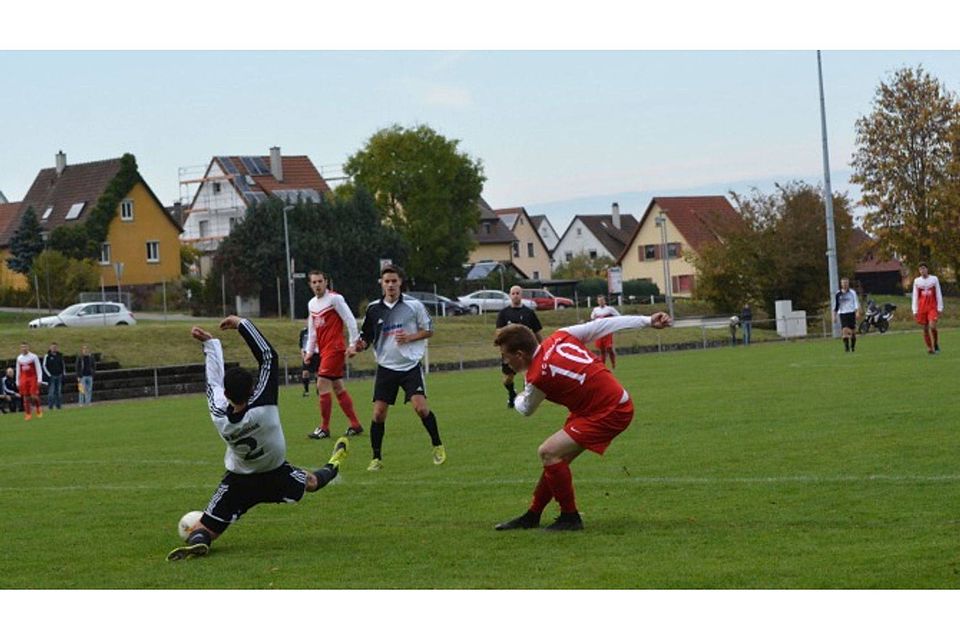 Neun Tore in einem Spiel gab es am 23. Oktober in der Partie des FC Ottendorf gegen den VfB Neuhütten. Mit 7:2 gewann der FCO, der in dieser Saison neben einem erfolgreichen Angriff auch über eine gut stehende Abwehr verfügt.  Foto: Hans Buchhofer