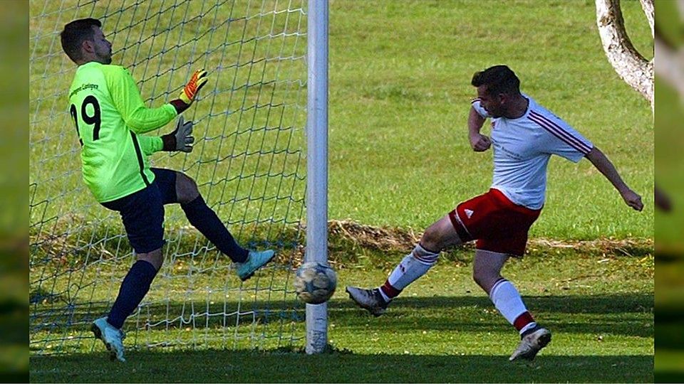 Sascha Glocker (rechts) sorgte in der 86. Minute für den 2:1-Siegtreffer der SG B.A.T./Kreenheinstetten-Leibertingen beim Gastspiel in Liptingen. Gastgeber-Keeper Philipp Herzog ist machtlos. Weitere Bilder unter www.schwaebische.de. Foto: hkb