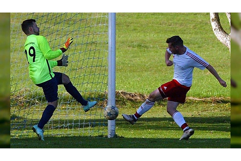 Sascha Glocker (rechts) sorgte in der 86. Minute für den 2:1-Siegtreffer der SG B.A.T./Kreenheinstetten-Leibertingen beim Gastspiel in Liptingen. Gastgeber-Keeper Philipp Herzog ist machtlos. Weitere Bilder unter www.schwaebische.de. Foto: hkb
