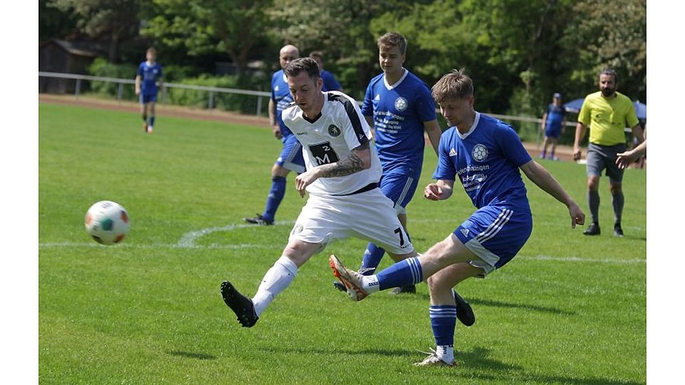 Trotz der Niederlage gegen den FV Flonheim/Lonsheim wurde die SG Mauchenheim/Freimersheim kurioserweise am vergangenen Sonntag Vizemeister der A-Klasse Alzey-Worms. In dieser Szene klärt Flonheims  Sebastian Strzelczyk vor dem Schwarz-Weißen Manuel Mosis (Nr. 7).	Foto: Axel Schmitz/pakalski-press