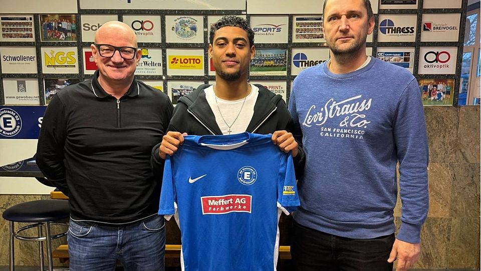 Freuen sich auf die künftige Zusammenarbeit: Der sportliche Leiter Mario Spreitzer, Jamal Willrich und der Vorsitzende Patrick Krick (v.l.n.r.).