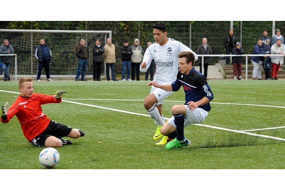 Gemeinsam klären hier Bornheims Torhüter Patrick Mazur und Mario Urmitzer (blaues Trikot) vor Fortuna Bonns Spieler Mohamed Riahi.   Foto: Horst Müller
