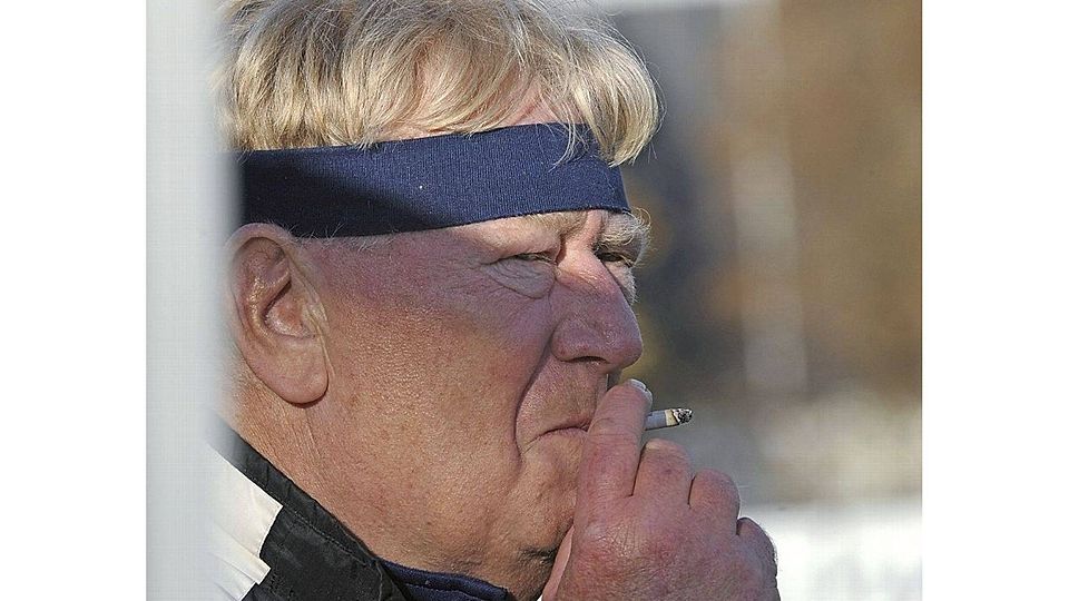 Gerne mal mit Zigarette, manchmal mit Sonnenbrille, meistens mit Stirnband: ASV-Trainer Erich Hock (F.: Fritz-Wolfgang Etzold).