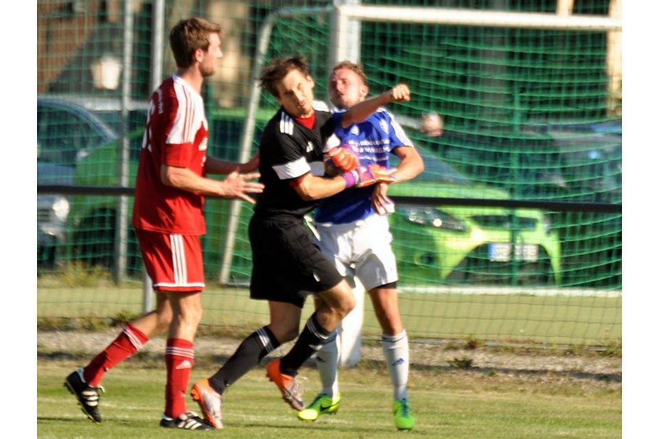 Vetschaus Matthias Schütz schlägt VfB-Keeper Jakob ins Gesicht. F: Thiemig