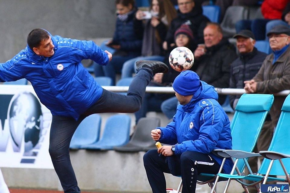 Kann auch mal mit dem Hacken eingreifen: Oranienburgs Coach Enis Djerlek beim Punktspiel in Neuruppin. Vor ihm sein Assitent Imre Kalman.
