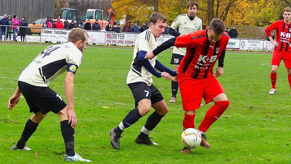 Tabellenschlusslicht 1. FC Rötz (in rot) ist allmählich zum Siegen verdammt. Jetzt reist die SG Michelsdorf an.