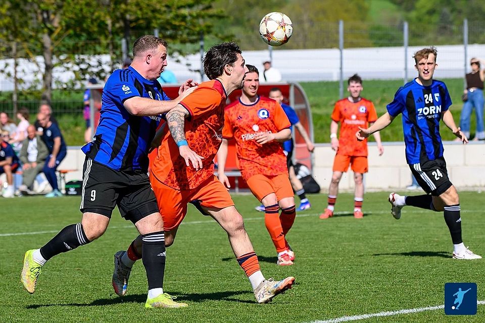Die SpVgg Jahn Forchheim um Toptorjäger Patrick Hoffmann (links) sicherte mit einem 2:1 Siege gegen die Quelle Fürth den zweiten Platz ab.