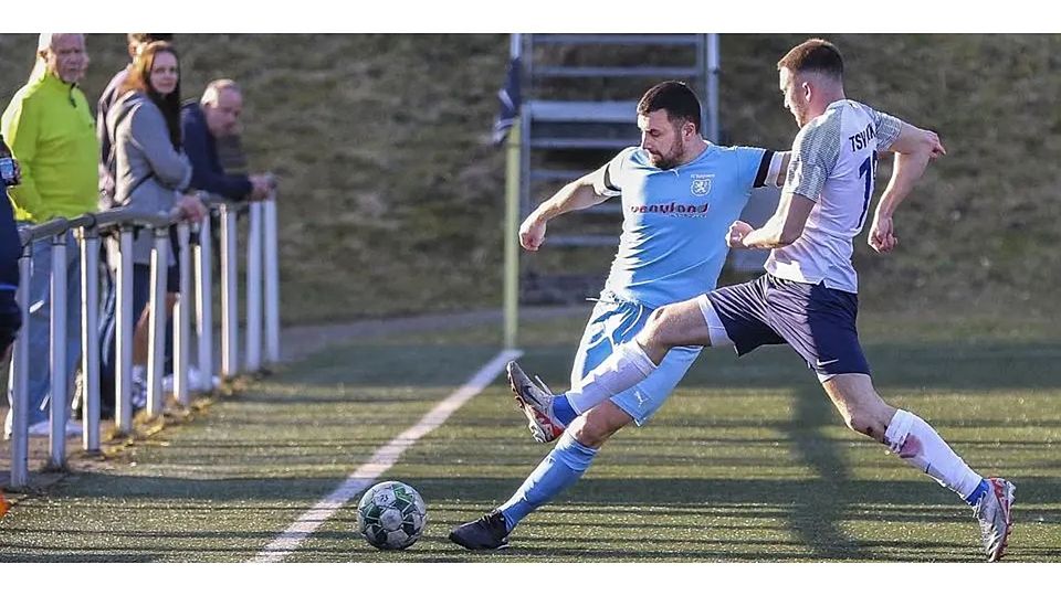 Spielen in der bisherigen Restrunde der Fußball-Kreisoberliga einen gepflegten Ball: Robin Schäffl (l.) und der FC Burgsolms II, an diesem Sonntag Gastgeber für den FC Amedspor Wetzlar. (Archivfoto) © Lorenz Pietzsch
