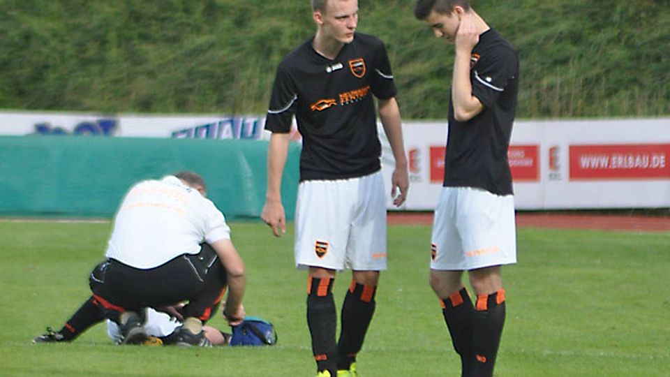 Au Backe! Der TSV Neusäß (von rechts Daniel Birthelmer und Michael Forster) gab gegen Günzburg ein sicher im Griff geglaubtes Spiel noch aus der Hand.  Foto: oli