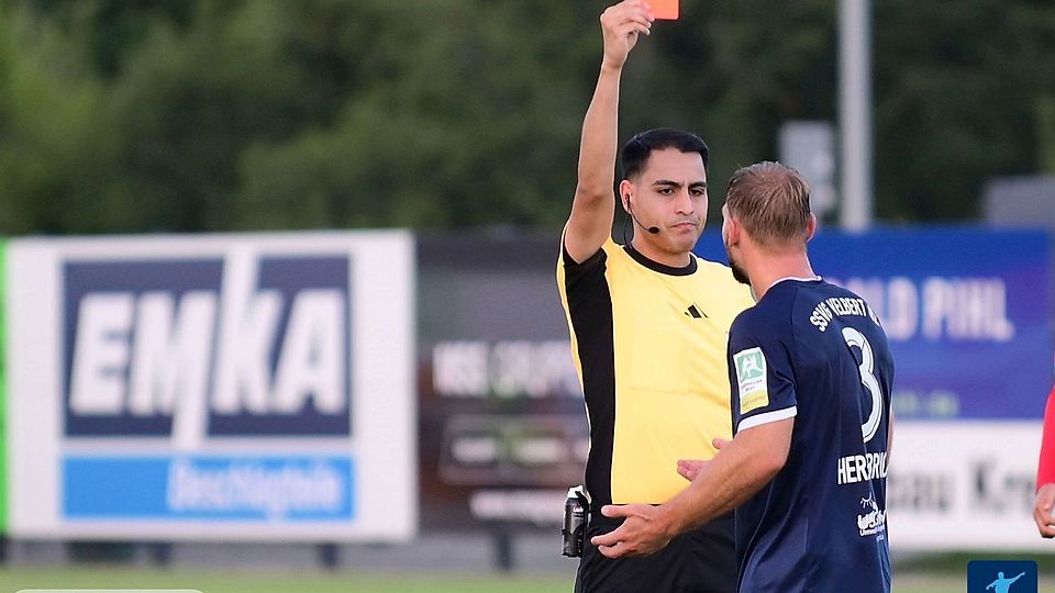 Schlüsselszene im Spiel gegen Wuppertal: Velbert-Verteidiger Felix Herzenbruch wird vom Platz gestellt. 
