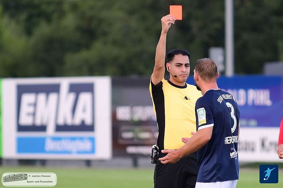 Schlüsselszene im Spiel gegen Wuppertal: Velbert-Verteidiger Felix Herzenbruch wird vom Platz gestellt. Schlüsselszene im Spiel gegen Wuppertal: Velbert-Verteidiger Felix Herzenbruch wird vom Platz gestellt.