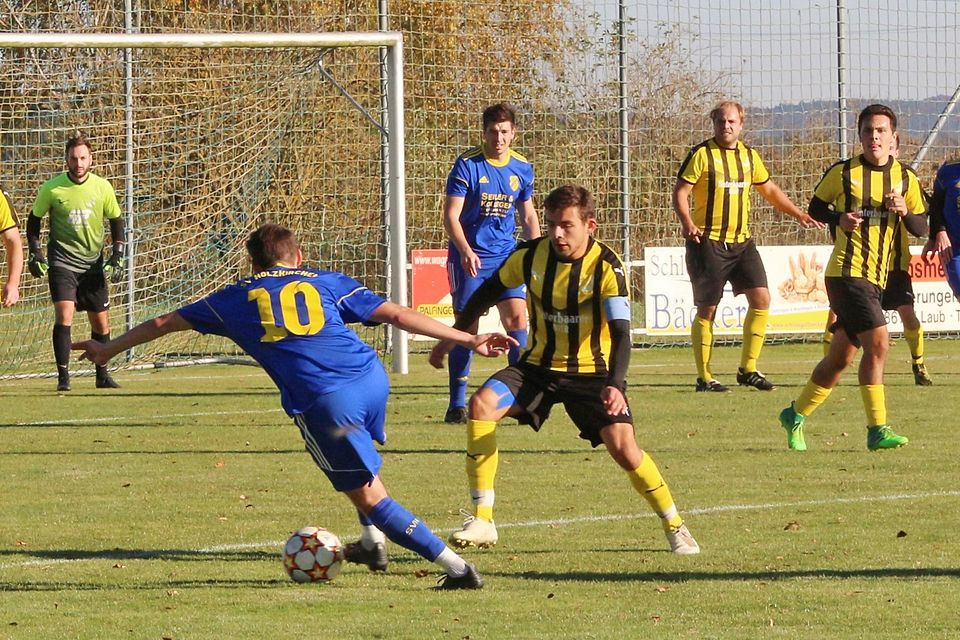 Holzkirchens Patrick Michel umkurvt hier Binswangens Spielführer Jonas Winkler und beide Spieler trugen sich auch in die Torschützenliste ein.