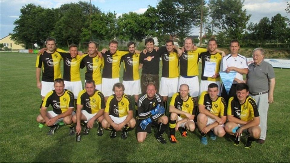 Seniorenspielleiter Hans Steiner (r.) überreicht nach dem Finalsieg von Saal/Teugn Wimpel und Meisterurkunde an SG-Leiter Christian Kopp . Foto: Steiner