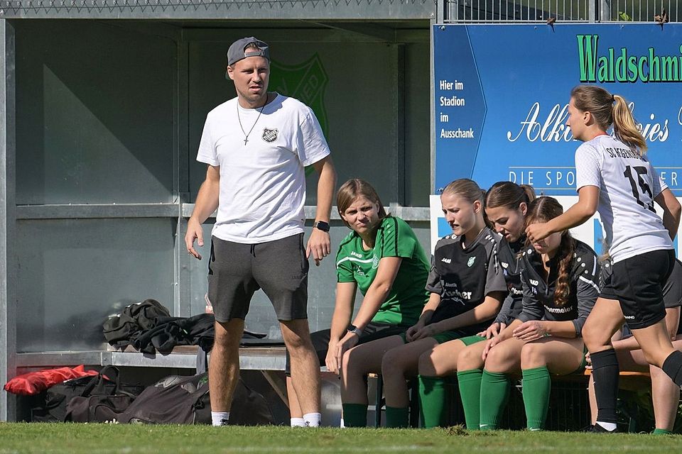 Trainer Lukas Riedl findet Anklang bei den Thenrieder Fußballerinnen.