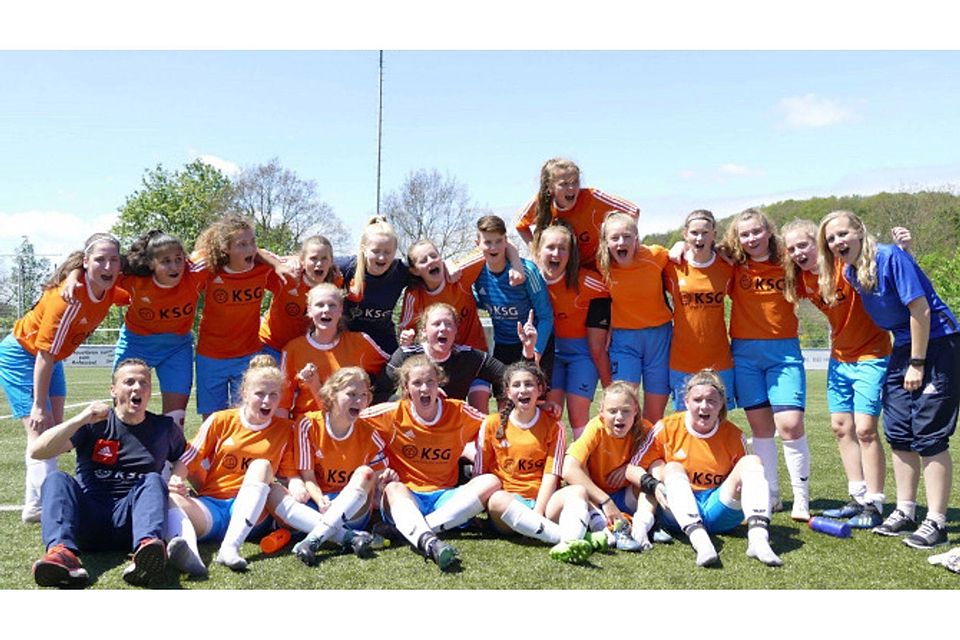 Die B-Juniorinnen des SV Fortuna Freudenberg freuen sich über den Meister-Titel.   Foto: jb