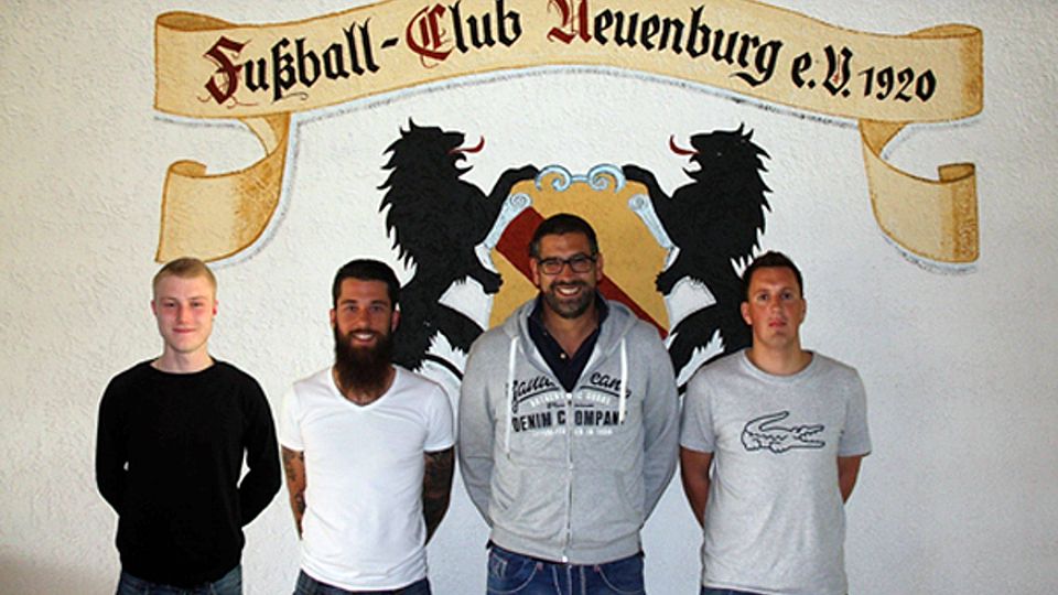 Die Neuen von links: Timo Leisinger, Kevin Kurz, Trainer Tiziano Di Domenico, Florian Kawohl | Foto: FC Neuenburg