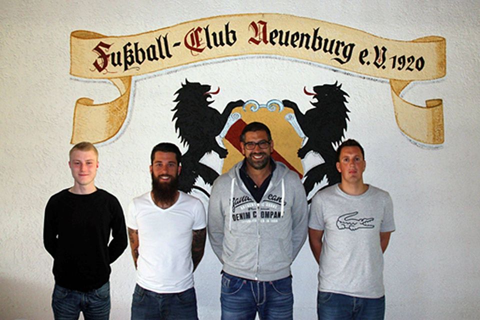 Die Neuen von links: Timo Leisinger, Kevin Kurz, Trainer Tiziano Di Domenico, Florian Kawohl | Foto: FC Neuenburg