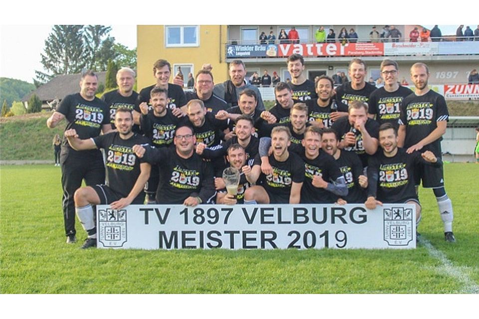 So sehen Meister aus: Trainer Jürgen Mederer (ganz links) und seine Mannschaft feiern den Titel in der Fußball-Kreisklasse 3.   Foto: W. Schön