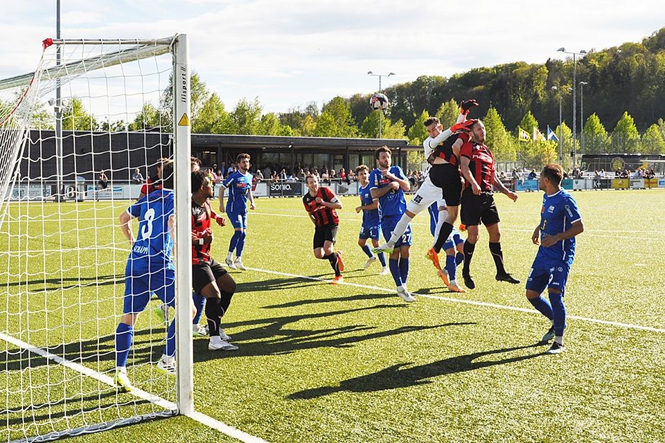 Spektakel im Stadion Moos; Wettswil-Bonstetten drehte in Hälfte zwei die Partie gegen Gossau.