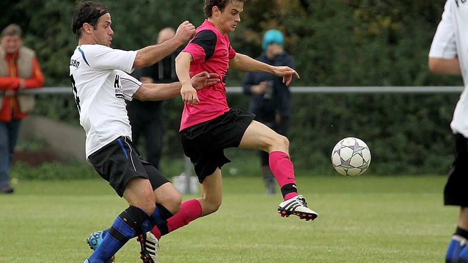 Viehhausens Coach Armando Zani (links) konnte nach dem 4:1-Finalsieg über Laaber (rechts) den dritten Triumph seiner Schützlinge am Stück beim Sinzinger Hallenmasters bejubeln. F: Christian Brüssel