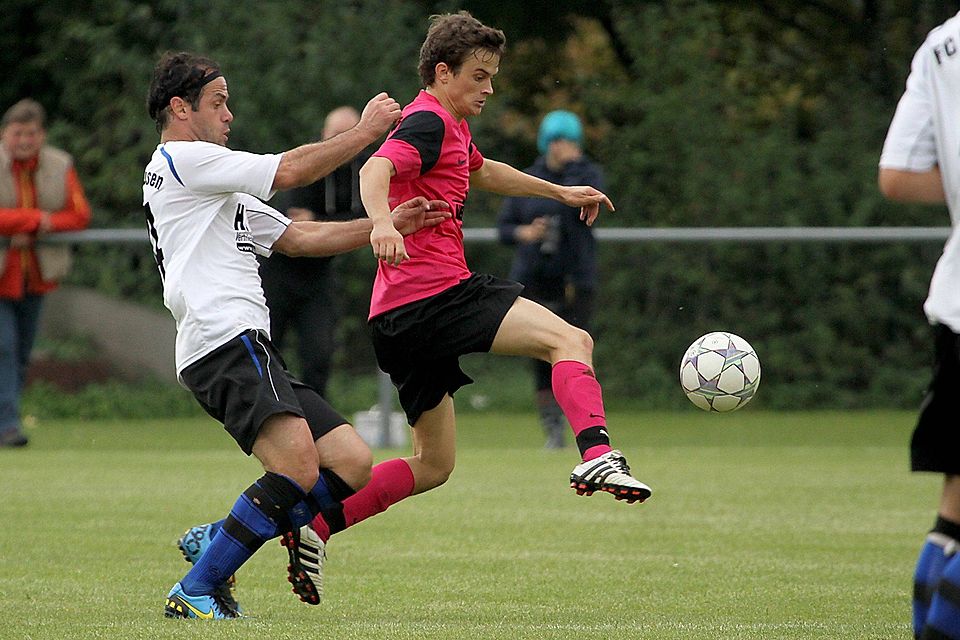 Viehhausens Coach Armando Zani (links) konnte nach dem 4:1-Finalsieg über Laaber (rechts) den dritten Triumph seiner Schützlinge am Stück beim Sinzinger Hallenmasters bejubeln. F: Christian Brüssel