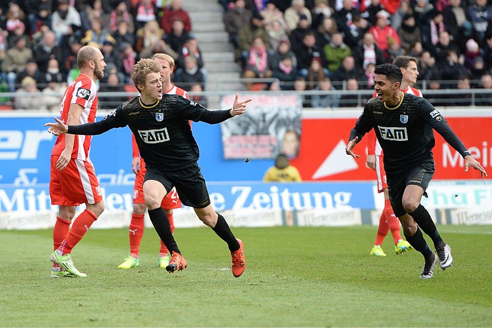 Sebastian Ernst (in schwarz/ links) bejubelt sein 1:0 gegen den HFC    F: Leifer