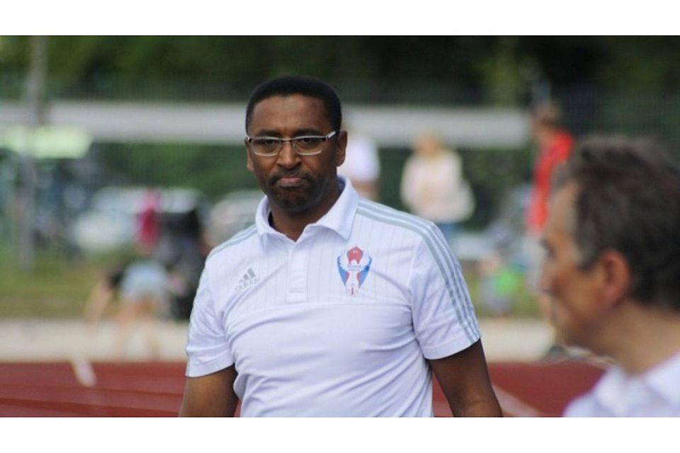 Halvers Trainer Abderrahmane Ouhbi holte mit seinen Jungs erst vier Punkte in dieser Saison und "ziert" mit den seinen nach neun Spieltagen das Tabellenende. Foto: sta