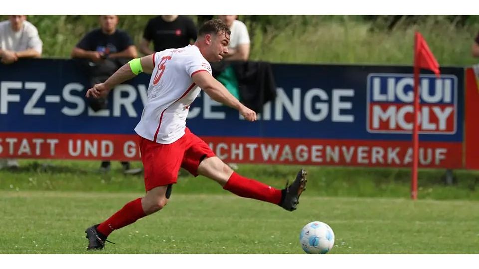 Wie lange halten die Knochen? Leistungsträger Lukas Prior und der FSV Buchenau haben in der Relegation am Samstag beim TSV Erksdorf den Kreisoberliga-Klassenerhalt in der eigenen Hand. © Jens Schmidt