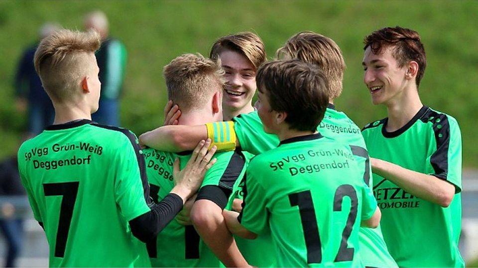 Geschafft: Die U15 der SpVgg Grün-Weiß Deggendorf steigt in die Regionalliga auf. F: Karl