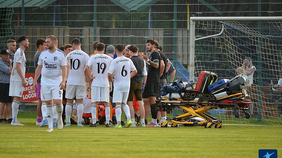 Spielunterbrechung kurz vor der Pause: Grainets Sebastian Seidl wird nach Gesichtsverletzung noch auf dem Feld behandelt