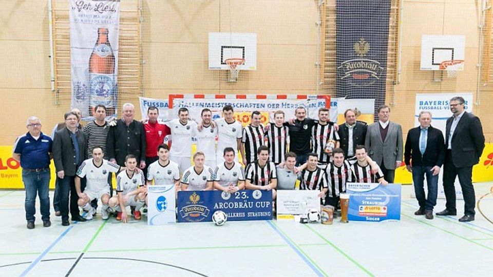 Die beiden Finalteilnehmer VfB Straubing (in weiß) und SV Neuhausen/Offenberg vertreten am kommenden Sonntag gemeinsam mit dem Futsal-Bezirksligameister ASV Steinach den Fußballkreis Straubing bei der Niederbayerischen in Salzweg.