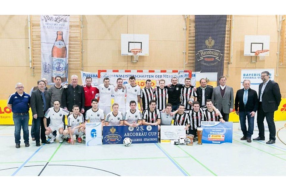 Die beiden Finalteilnehmer VfB Straubing (in weiß) und SV Neuhausen/Offenberg vertreten am kommenden Sonntag gemeinsam mit dem Futsal-Bezirksligameister ASV Steinach den Fußballkreis Straubing bei der Niederbayerischen in Salzweg.
