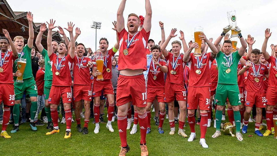 Meisterparty: Matthias Fetsch stemmt die Schale in die Höhe; 7500 Zuschauer feiern mit den Hachingern im Sportpark.