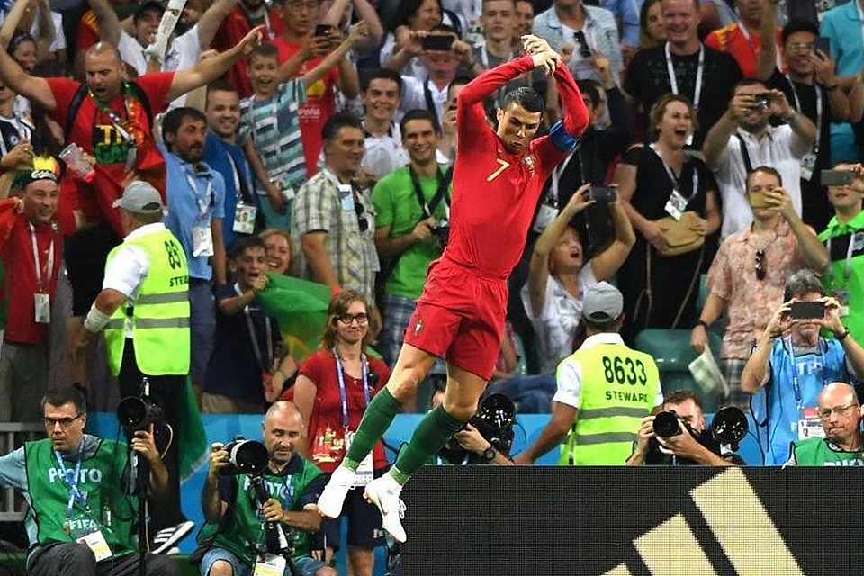 Cristiano Ronaldo und viele Fußballer auf der ganzen Welt feiern gerne ihre Tore - mit Auswirkungen auf die Dauer des Spiels. 
