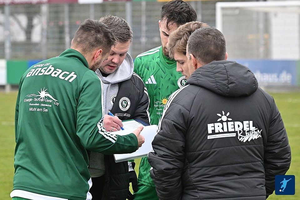 Da half alles Köpfezusammenstecken nichts: Die Ansbacher mussten sich im letzten Spiel 2025 der DJK Vilzing verdient mit 0:3 geschlagen geben.