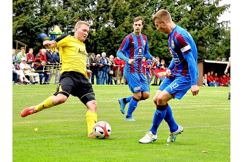 Auf Daniel Johannsen ist Verlass: Frisias Mittelfeldspieler (li.) zeigte auch gegen Eutin 08 eine sehr starke Leistung. Foto: Pustal