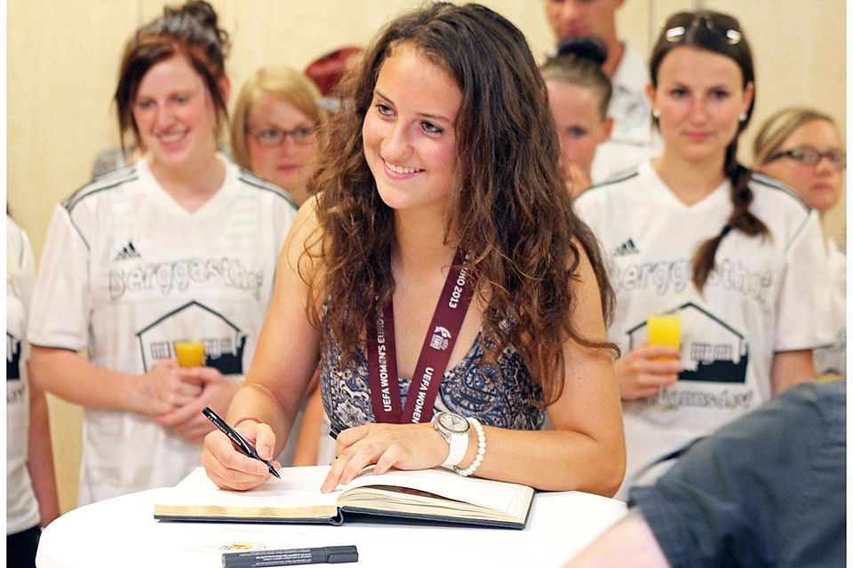 Vertrag unterschrieben: Die Ebermannsdorferin Sara Däbritz, hier beim Eintrag ins Goldene Buch beim Empfang im August 2013, hat beim Erstligisten SC Freiburg verlängert. Foto: Landgraf