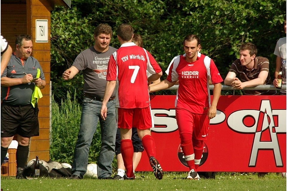 TSV- Abteilungsleiter Günther Jurkat klatschte nach dem Klassenerhalt den scheidenden Trainer Gabor Balazs ab. Zur neuen Saison übernimmt er selbst. Foto: Schmautz