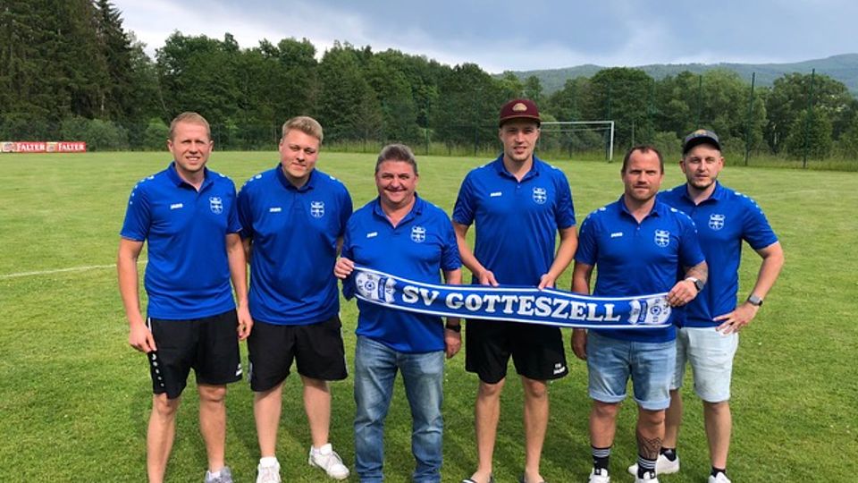Die Gotteszeller Verantwortlichen mit Neu-Coach Claus Blech (dritter von links) und Co-Spielertrainer Wolfgang Weidlich (zweiter von rechts) 
