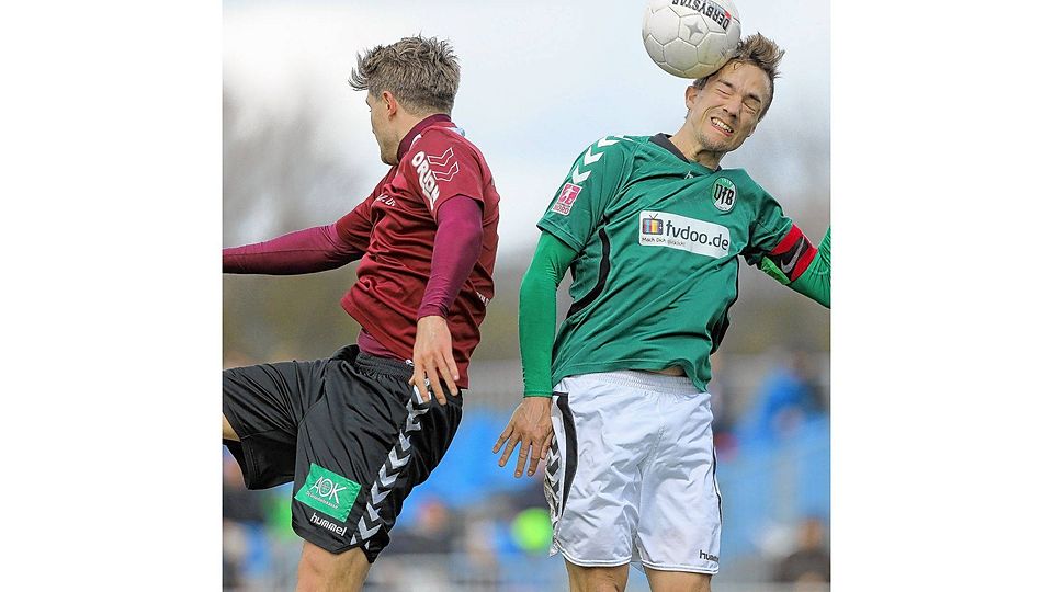 Kopfballsieger: Moritz Marheineke (re.) gegen Jürgensen. Foto: Staudt