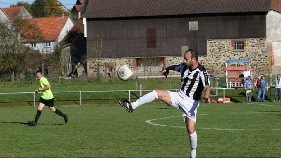 Kirtorfs Erik Mümin pflückt das Leder unbedrängt aus der Luft.	Foto: Raab