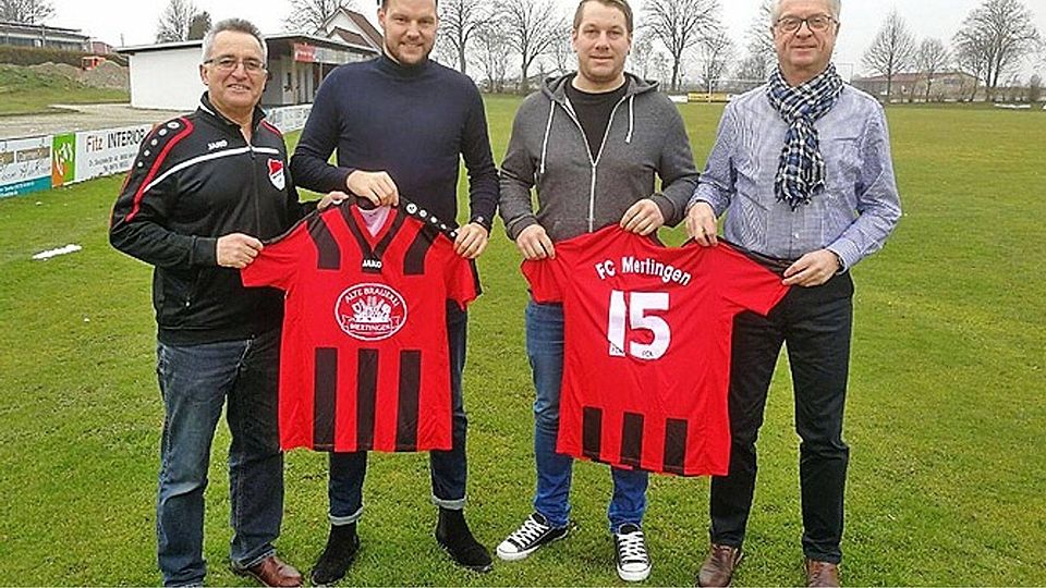 Manfred Seitz (links) und Alfred Kleinle (rechts) freuen sich über das neue Trainerduo Bernhard Schuster (Zweiter von links) und Mario Kühling.  Foto: Feldner