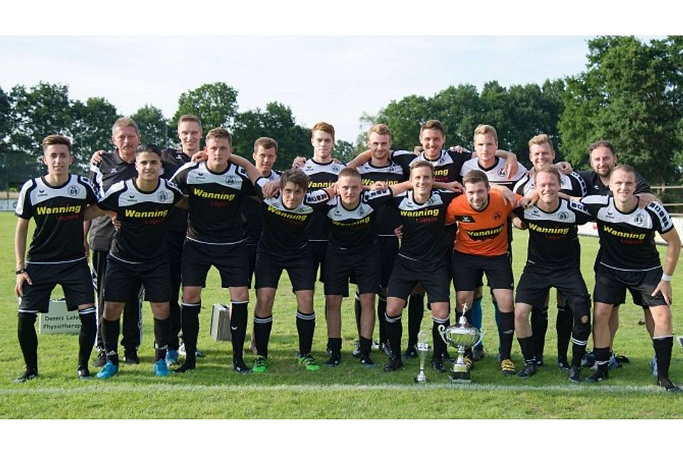 Jubelnder Sieger beim 19. Emslandcup in Schapen: der FC Schüttorf 09. Foto: Doris Leißing