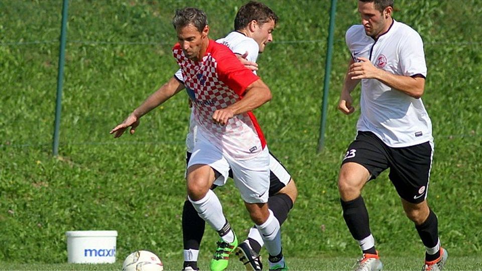 Norbert Kammerl (vorne) bleibt auch in der Spielzeit 2017/18 Spielertrainer beim ASV Degernbach. F: Enzesberger