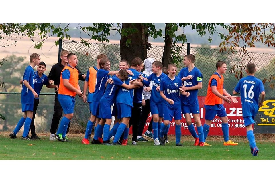 Großer Jubel bei der JFV Ohmtal Homberg: Die C-Junioren starten mit einem 3:1-Sieg über den VfB Marburg II in die Saison der Gruppenliga. Foto: Luca Raab 